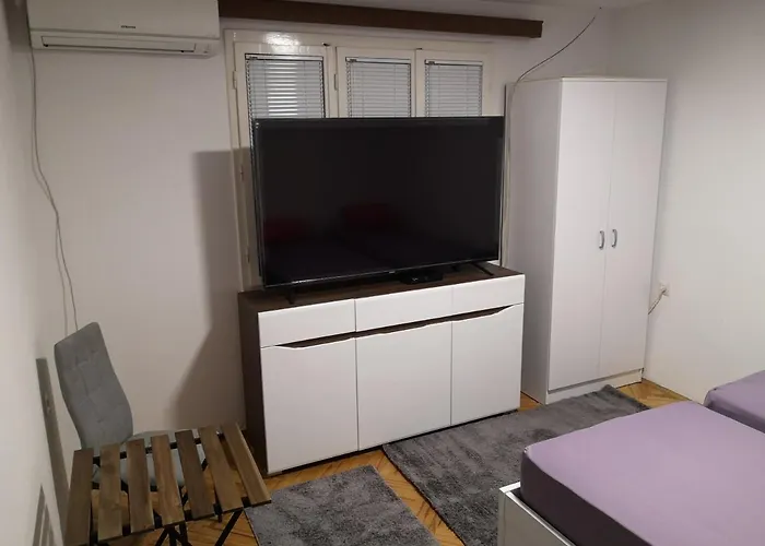 White Night Гостевой дом Скопье